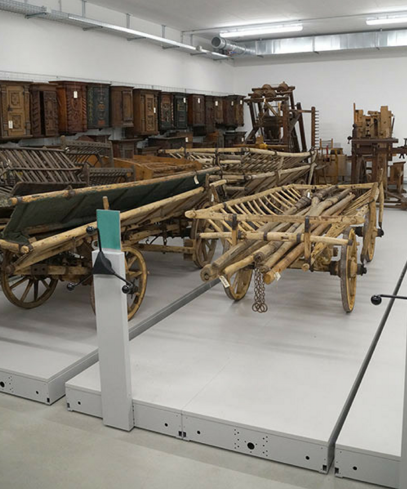 Оборудование для музеев, фондовое оборудование, оборудование для фондохранилища музея, комбинированное хранение фондов, мобильные системы хранения фондов, стеллажи архивные, система хранения для музеев, стеллажи металлические передвижные для архива, стеллажи с кривошипным приводом, хранение негабаритных экспонатов музея